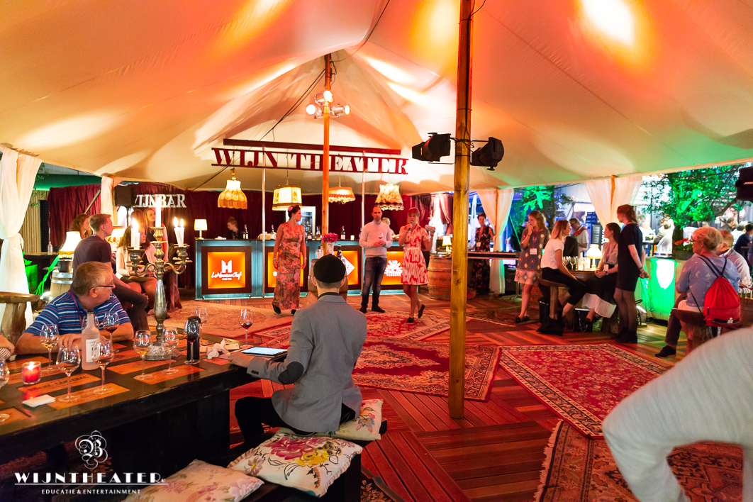 sfeer in het Wijntheater